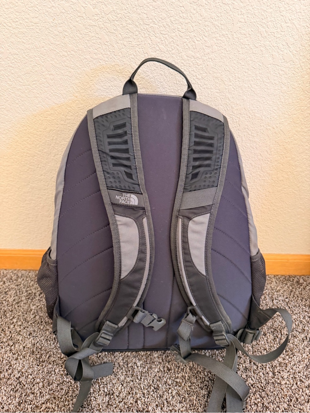 The North Face 28L Jester Men's Gray/Black Backpack - Picture 4 of 6